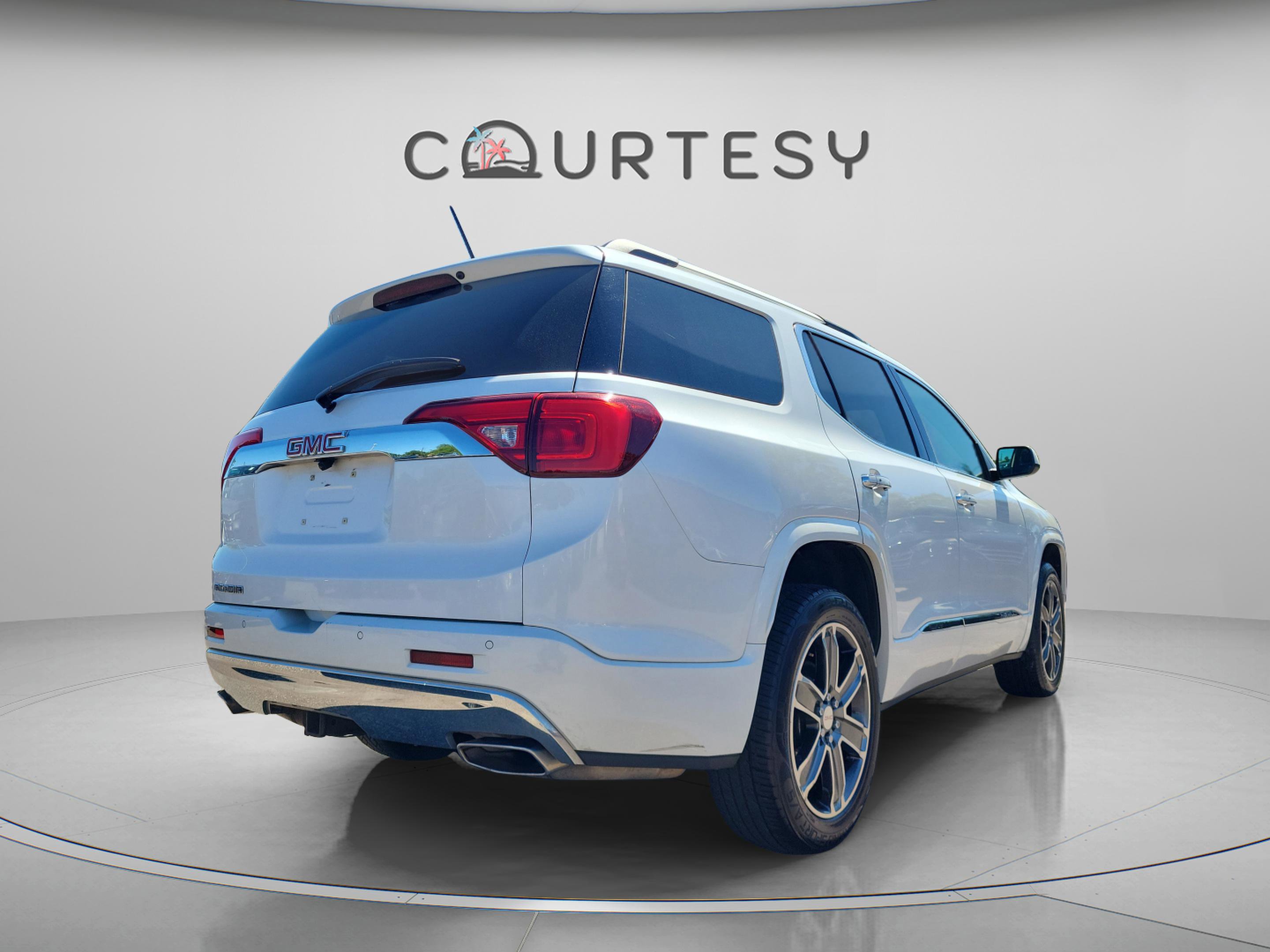 Used 2018 GMC Acadia Denali w/ Technology Package FWD image 3