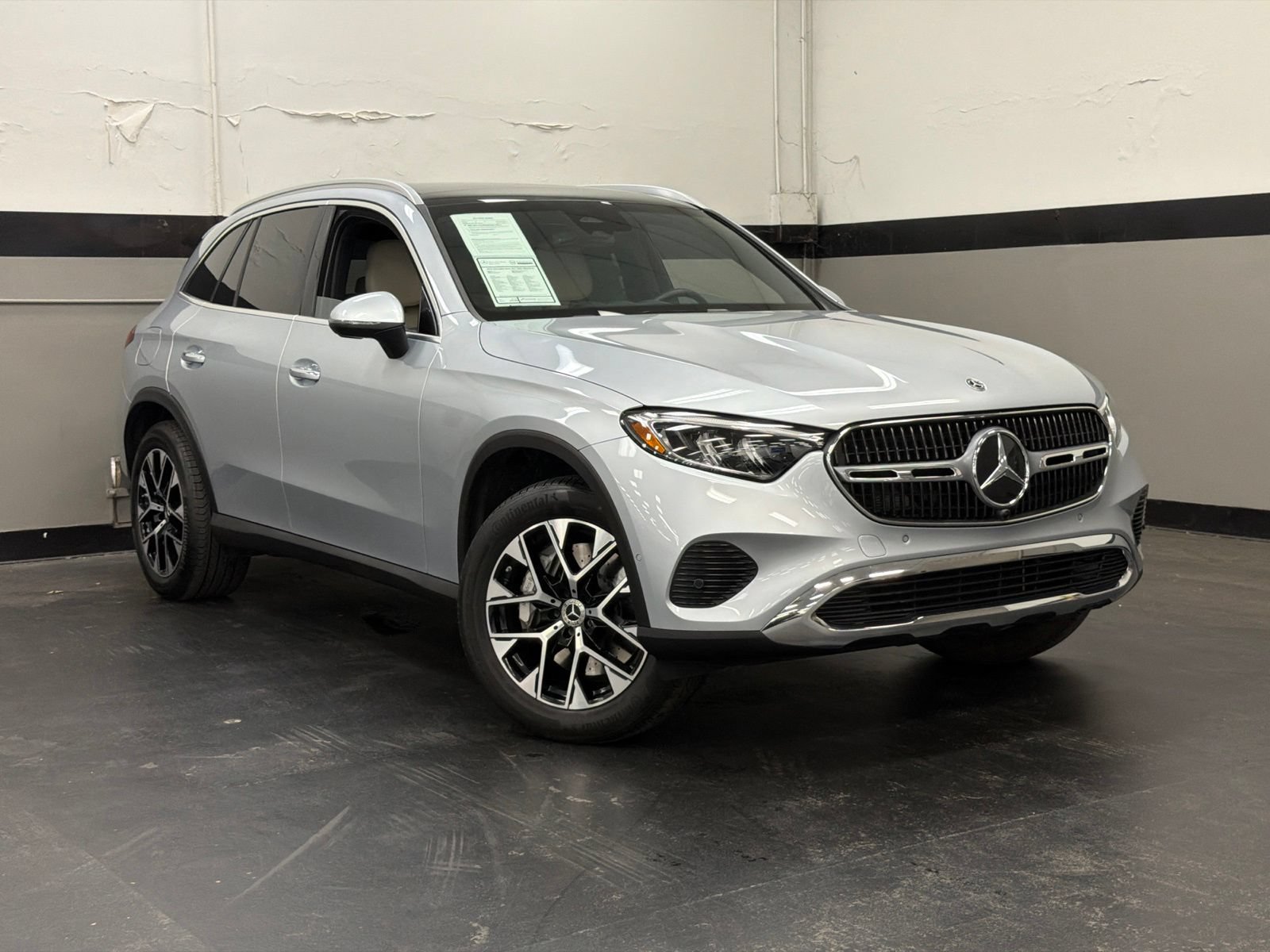Used 2025 Mercedes-Benz GLC 350e 4MATIC image 2
