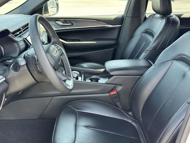 Used 2025 Jeep Grand Cherokee Limited w/ Black Appearance Package image 10