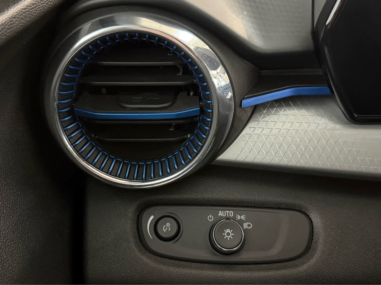 Certified 2025 Chevrolet Trax LT w/ LT Convenience Package image 27