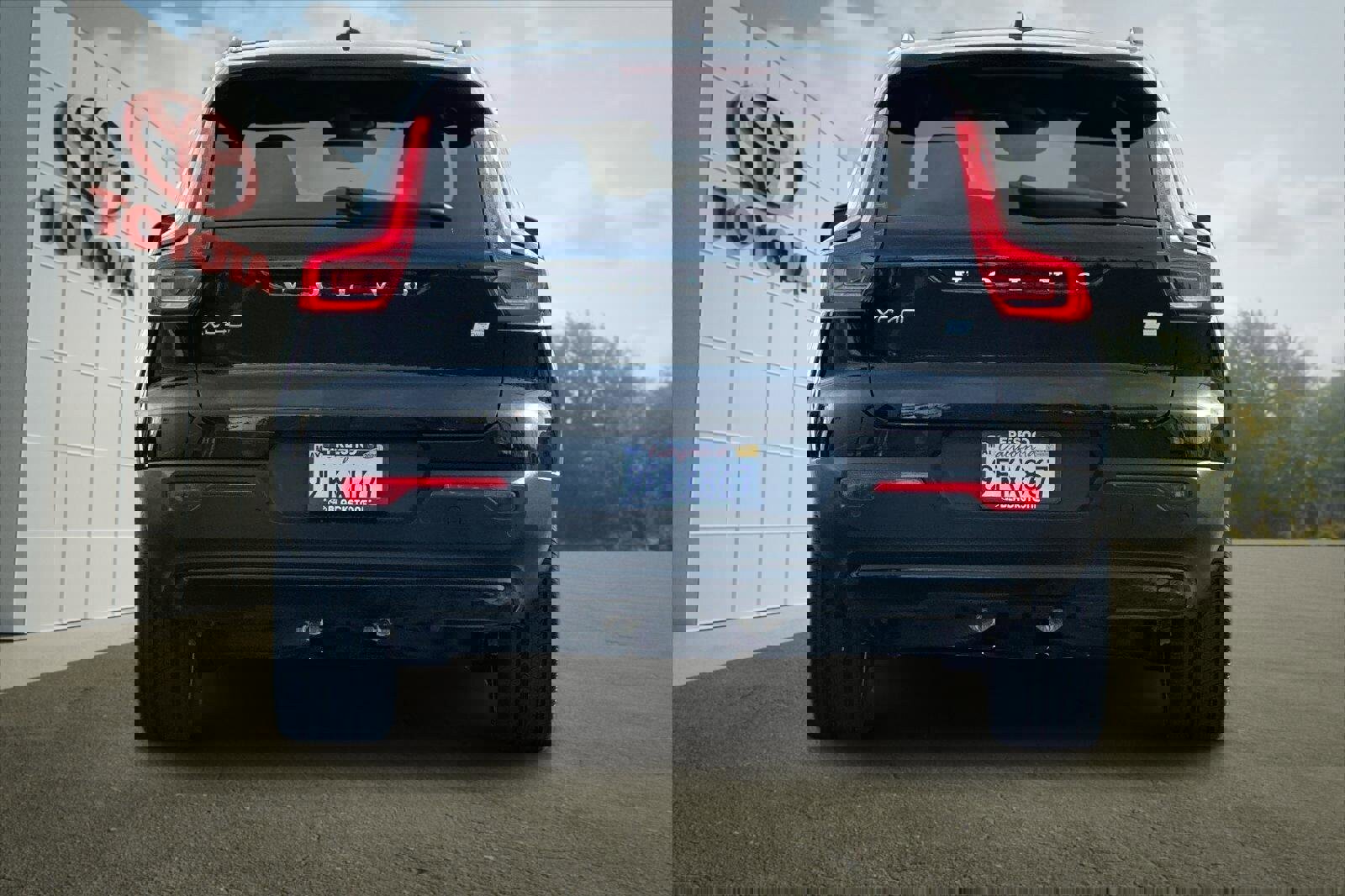 Used 2023 Volvo XC40 Recharge Plus image 4