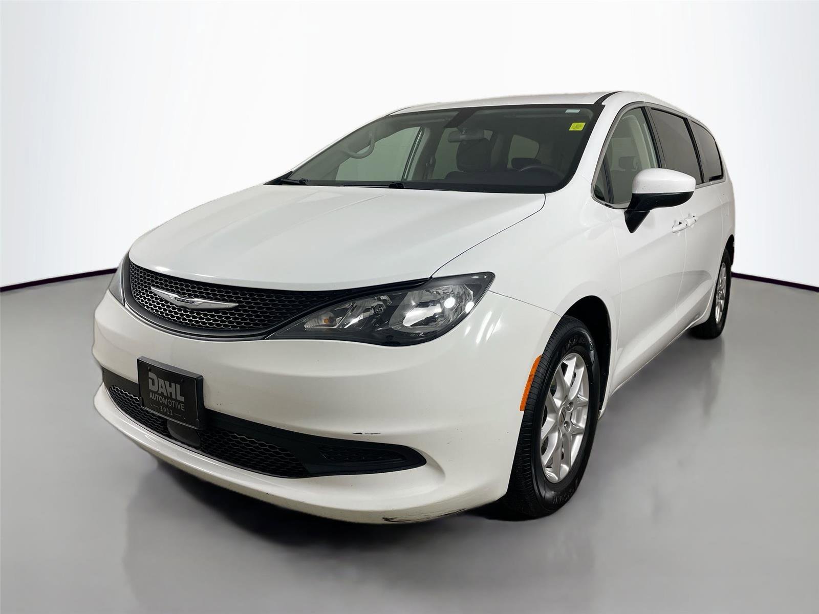 Used 2022 Chrysler Voyager LX image 4