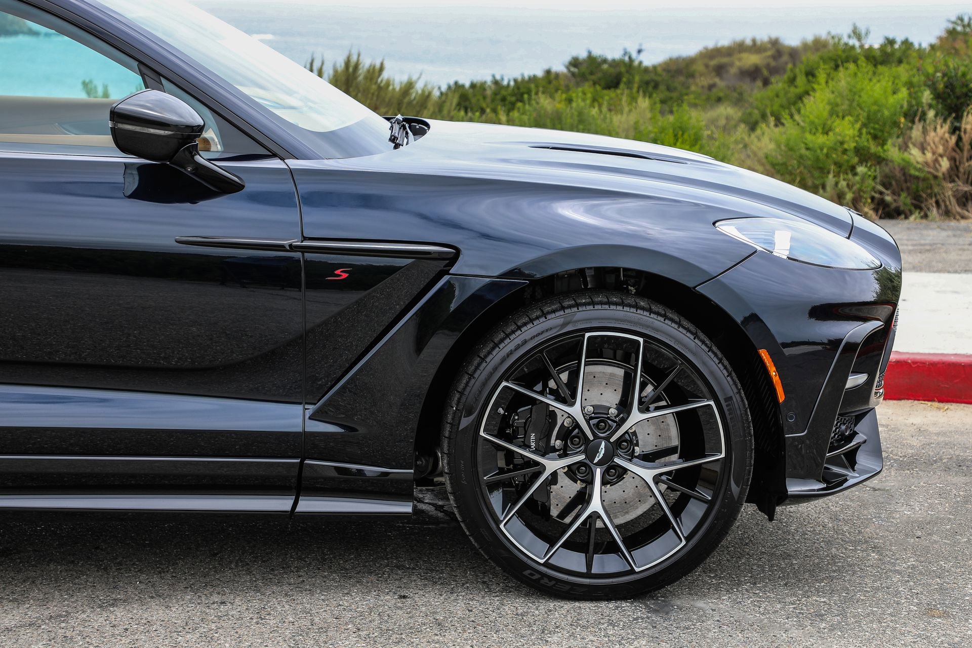 Used 2022 Aston Martin DBX AWD/4WD image 30