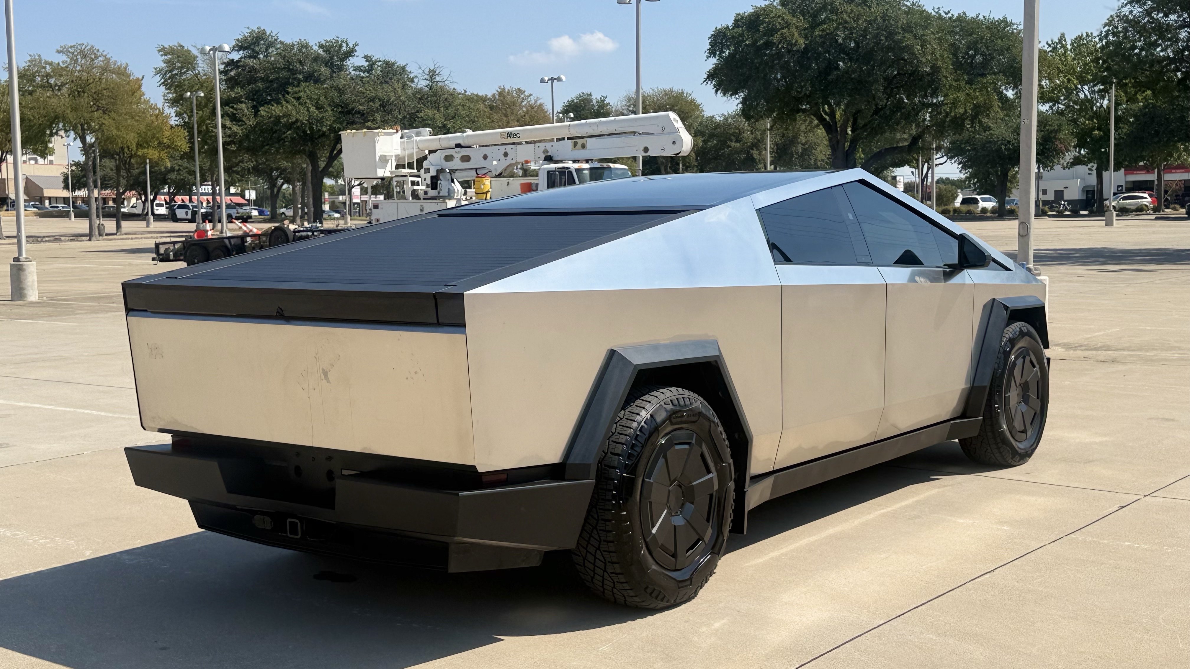 Used 2025 Tesla Cybertruck AWD Crew Cab image 8