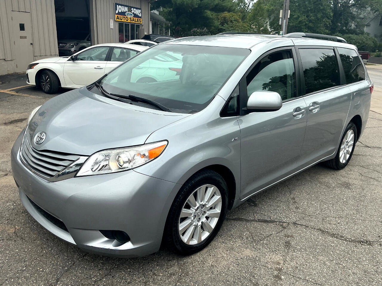 Used 2017 Toyota Sienna LE image 7