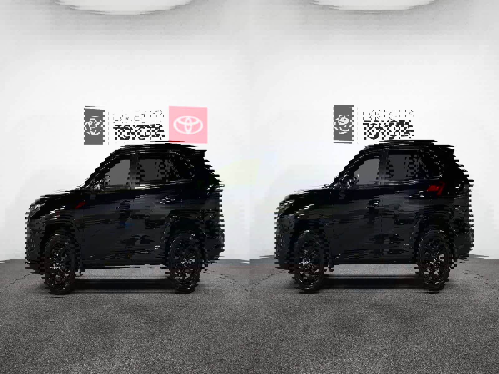 Used 2025 Toyota RAV4 SE image 4