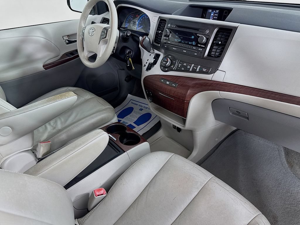 Used 2013 Toyota Sienna XLE FWD image 38