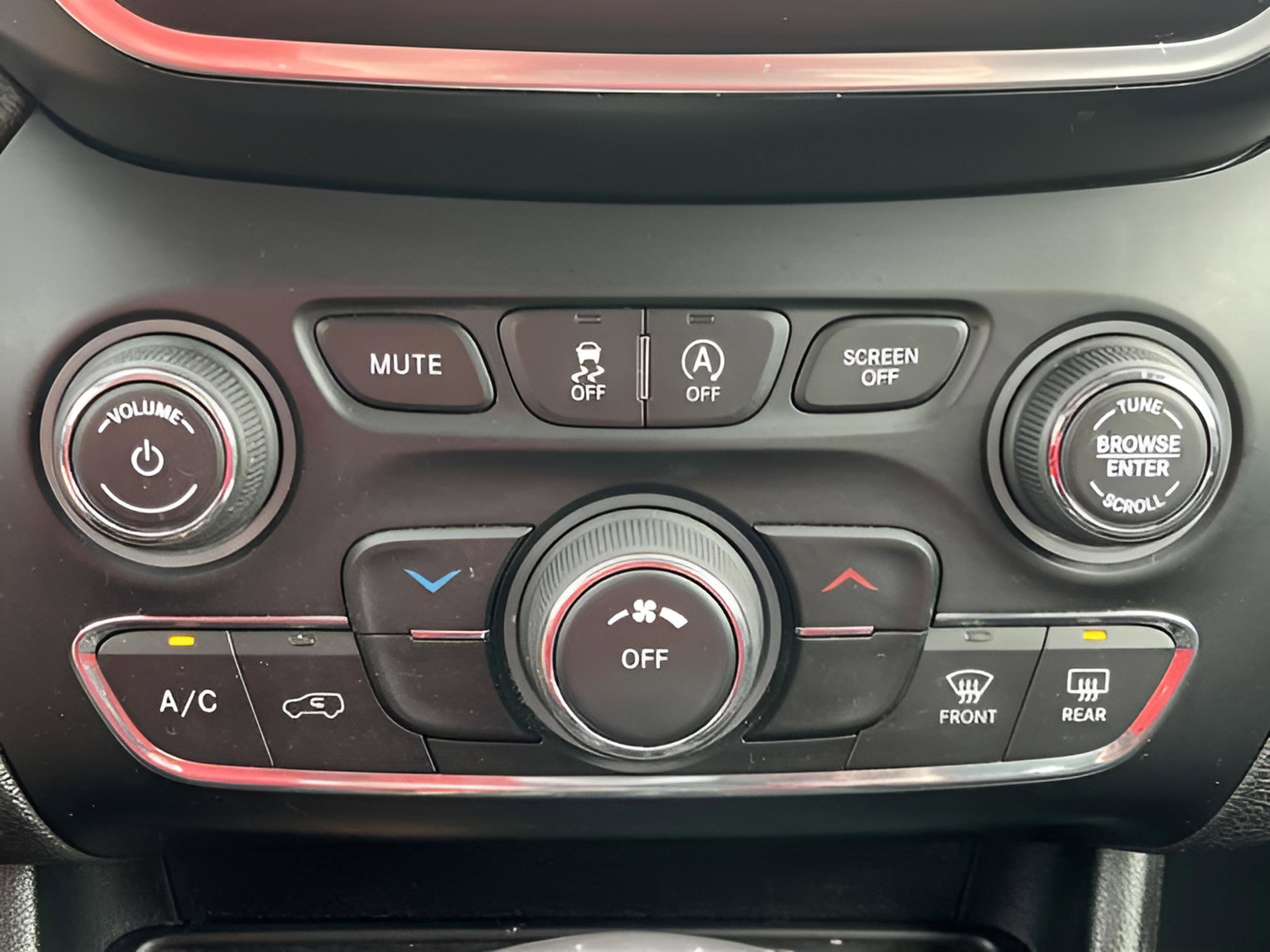 Used 2019 Jeep Cherokee Latitude w/ Popular Appearance Group FWD image 12