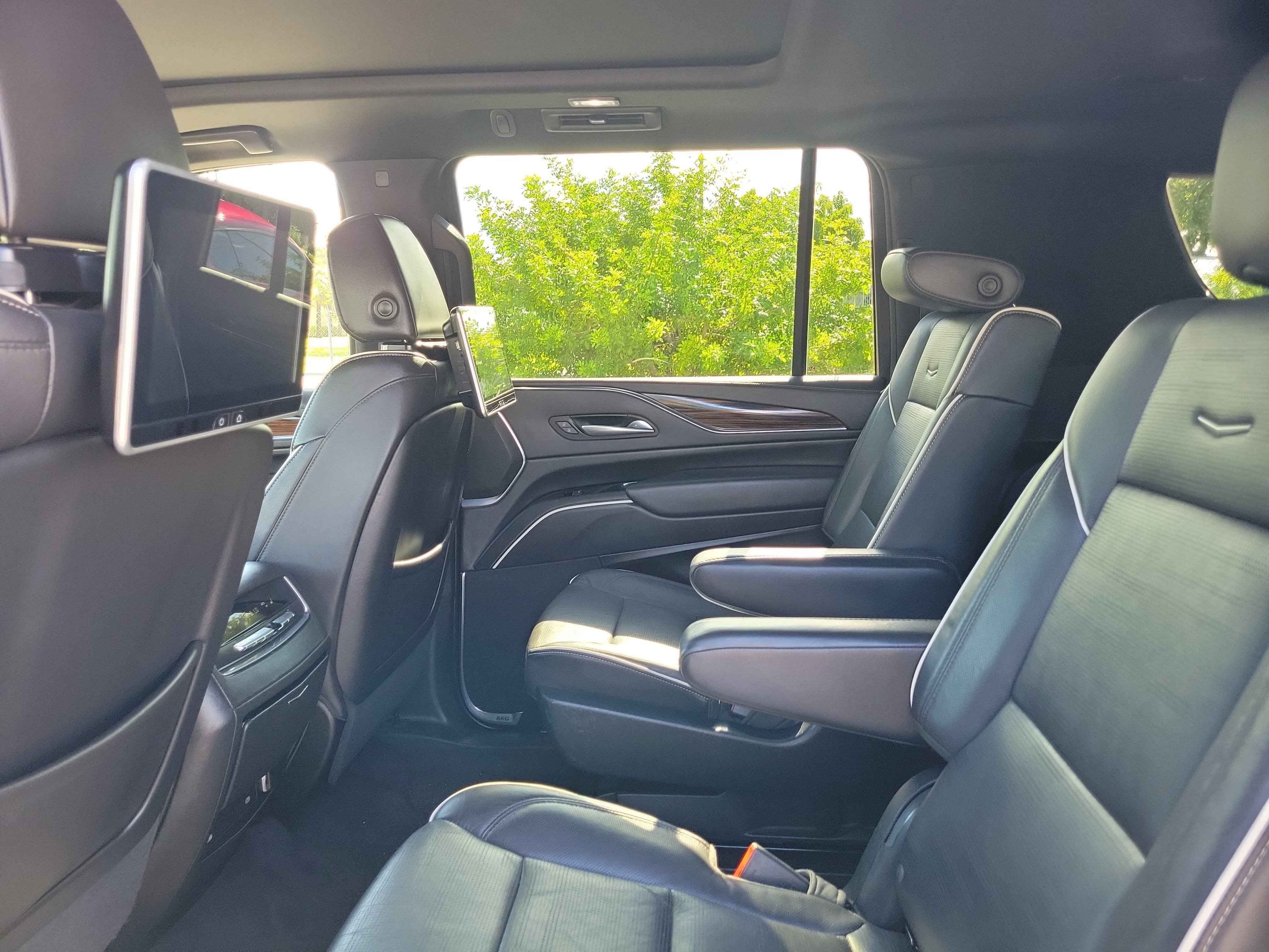 Used 2023 Cadillac Escalade ESV Premium Luxury w/ Performance Package AWD/4WD image 19