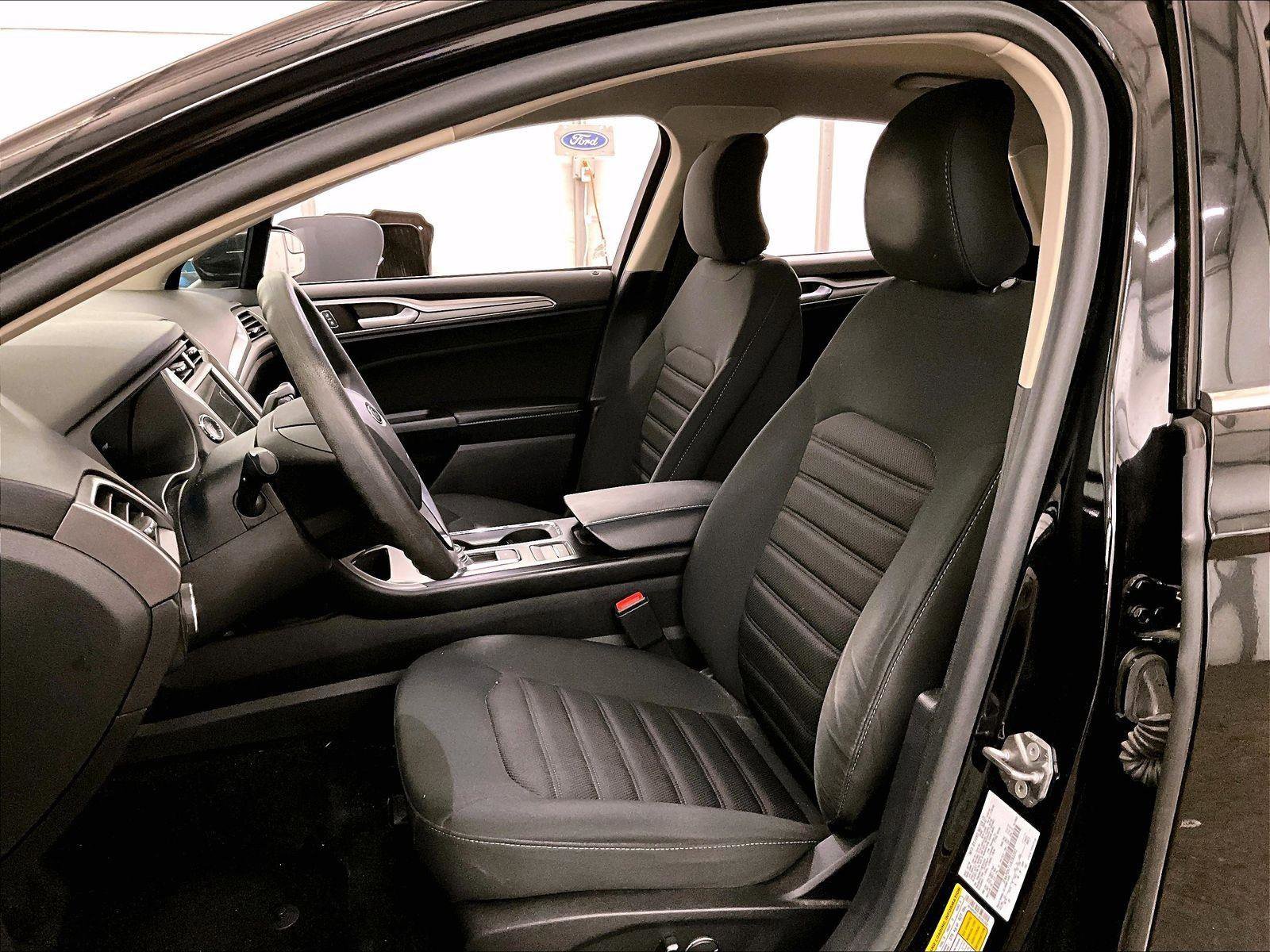 Used 2018 Ford Fusion SE w/ Fusion SE Technology Package FWD image 24