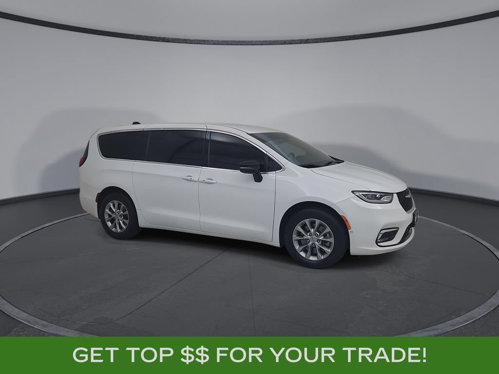 Used 2025 Chrysler Pacifica Select AWD/4WD image 2