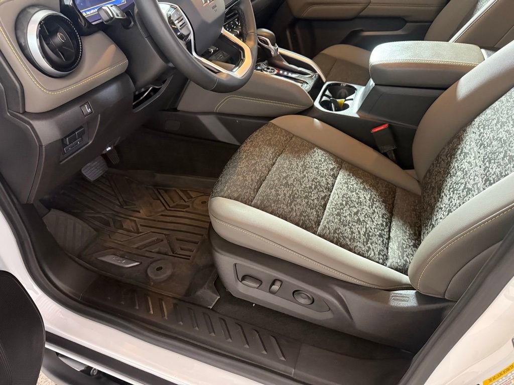 Used 2024 Chevrolet Colorado ZR2 w/ Technology Package image 12