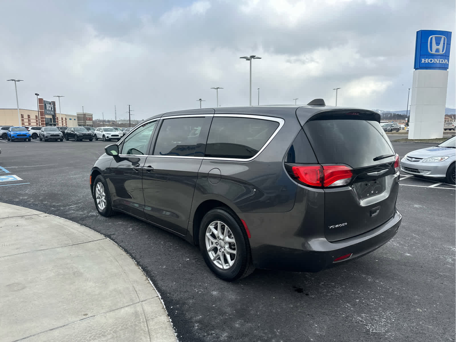 Used 2023 Chrysler Voyager LX image 6