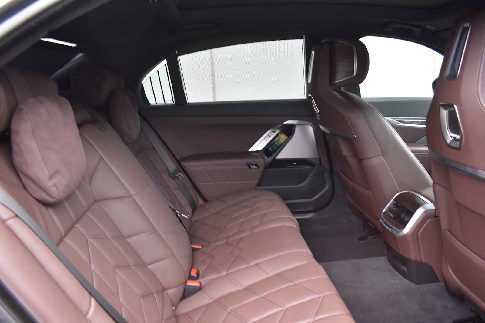 Used 2024 BMW i7 xDrive60 w/ Executive Package AWD/4WD image 13