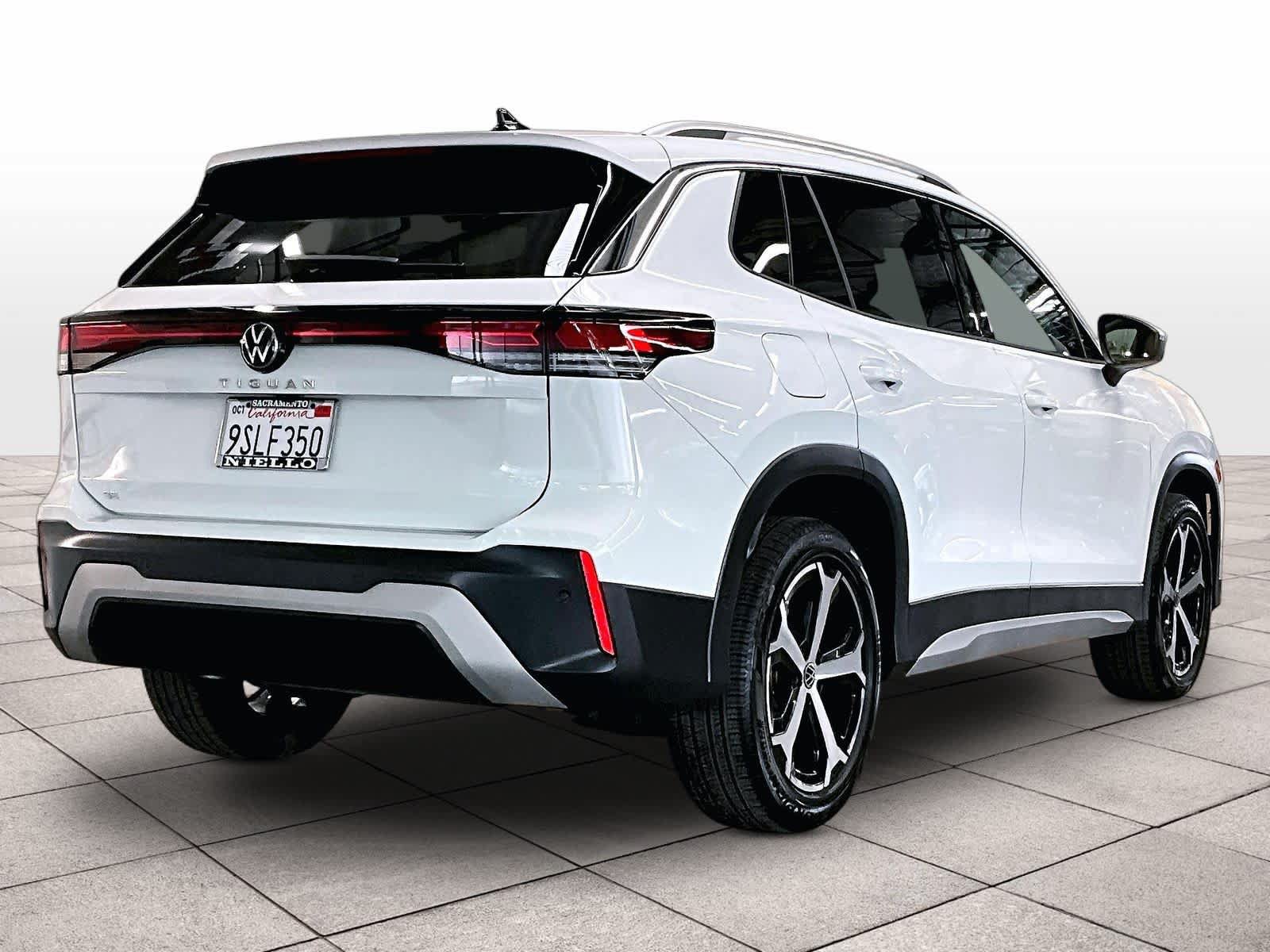Certified 2025 Volkswagen Tiguan SE FWD image 16