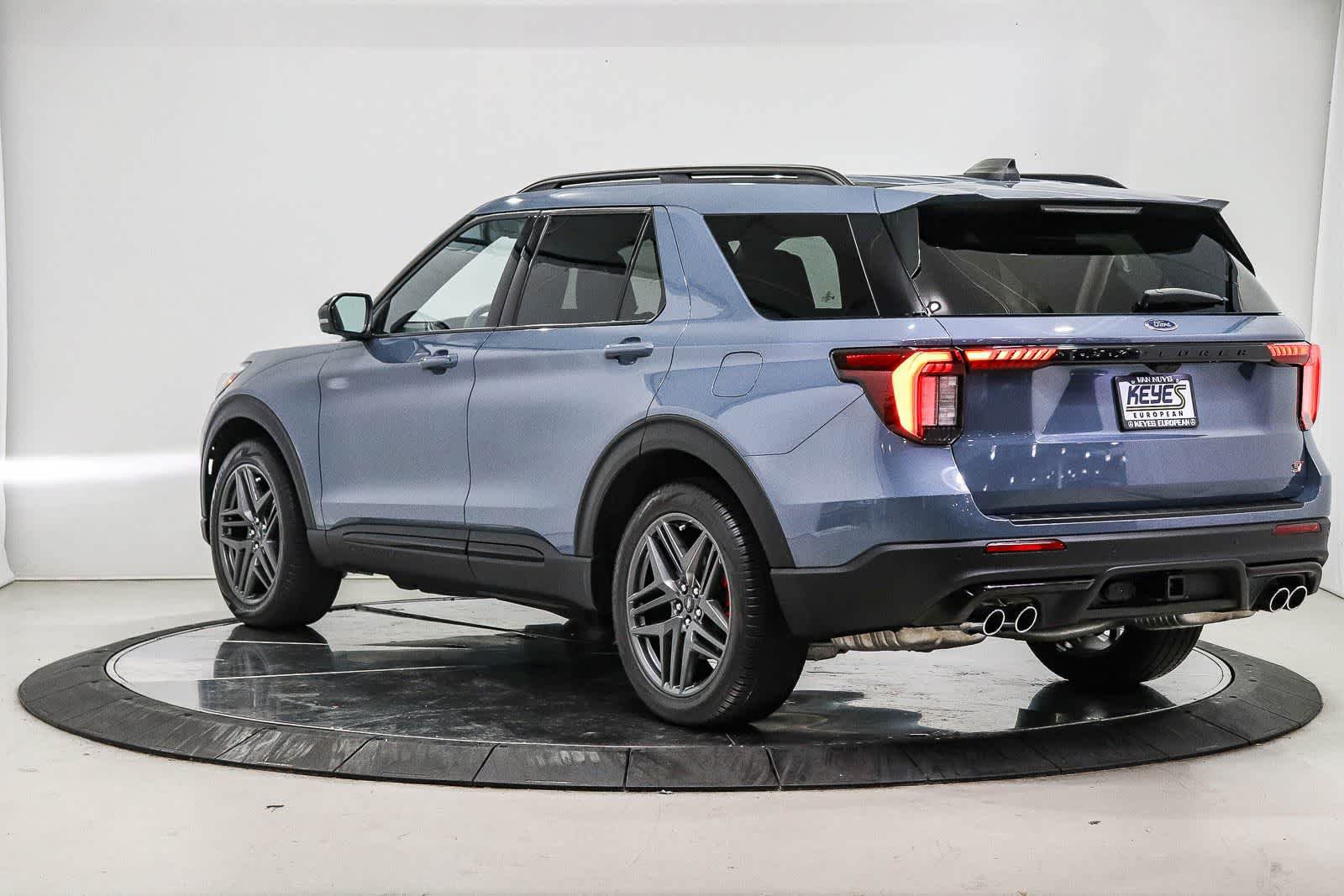 Used 2025 Ford Explorer ST RWD image 2