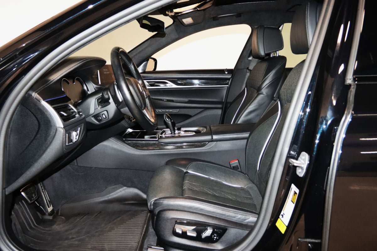Used 2019 BMW 750i RWD image 38