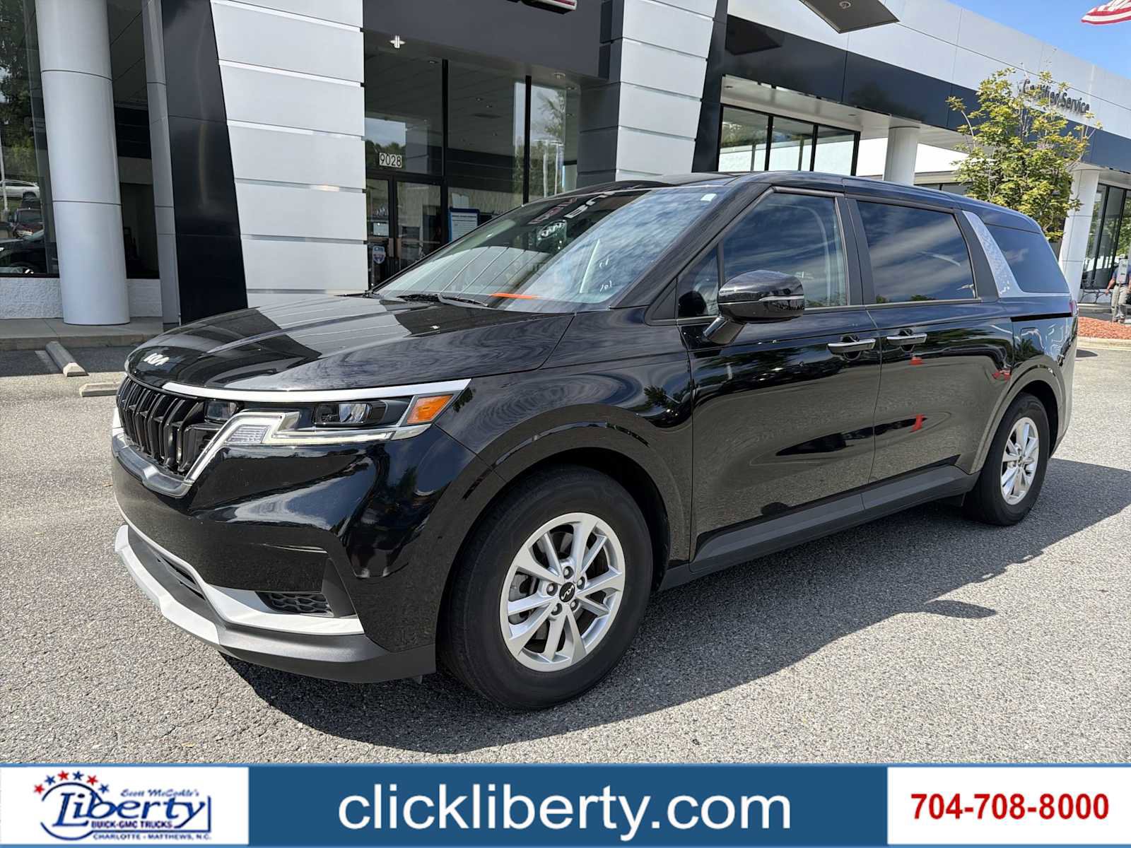 Used 2023 Kia Carnival LX image 1