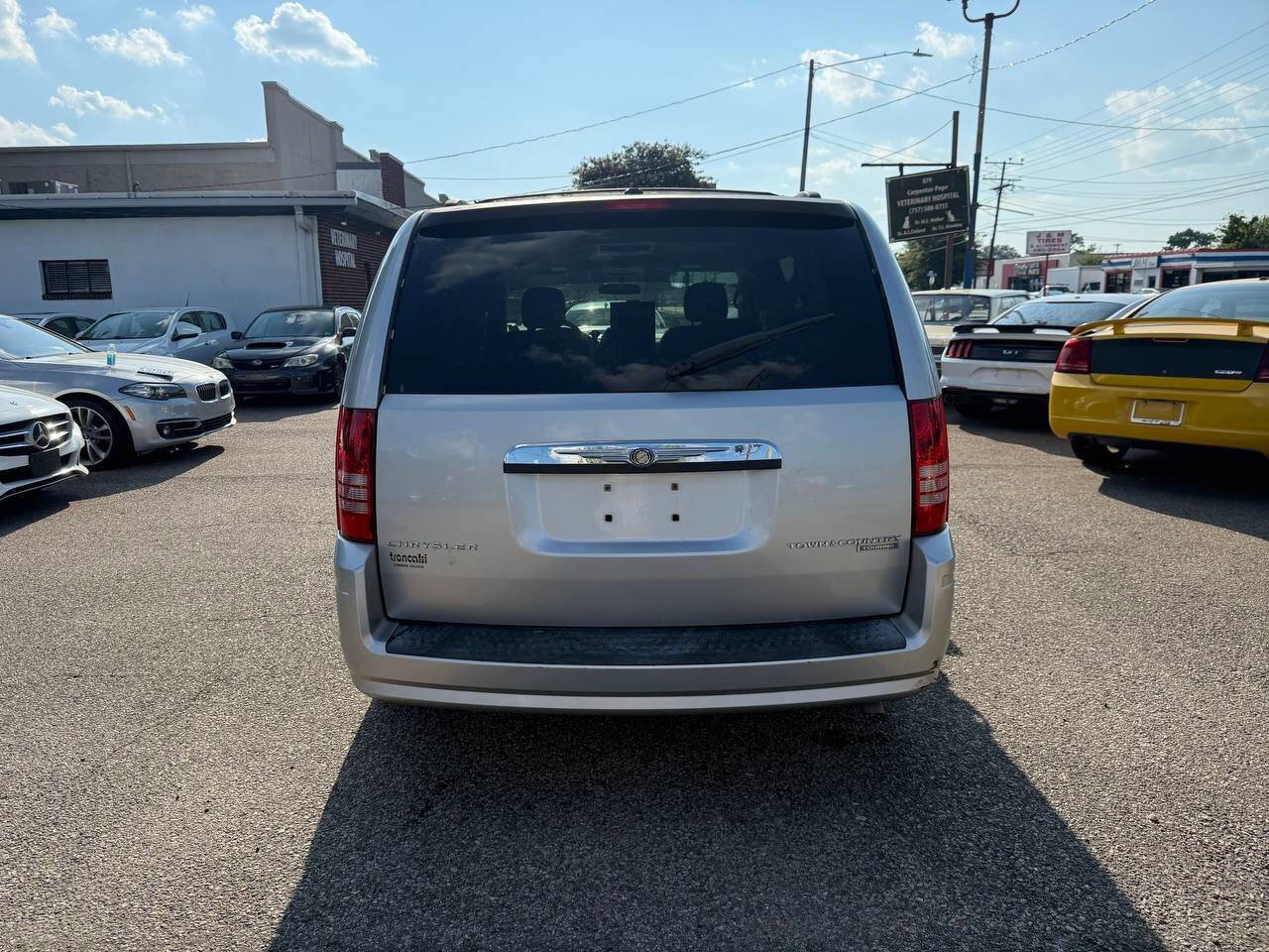 Used 2010 Chrysler Town & Country Touring image 9