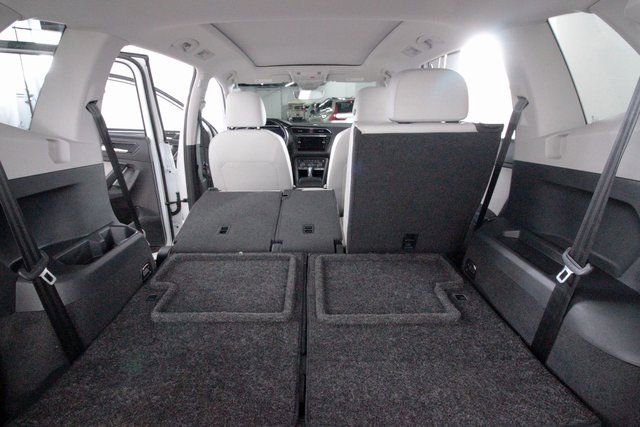 Used 2018 Volkswagen Tiguan SEL Premium image 29