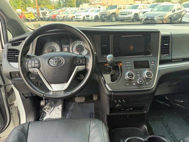 Used 2017 Toyota Sienna SE Premium FWD image 21