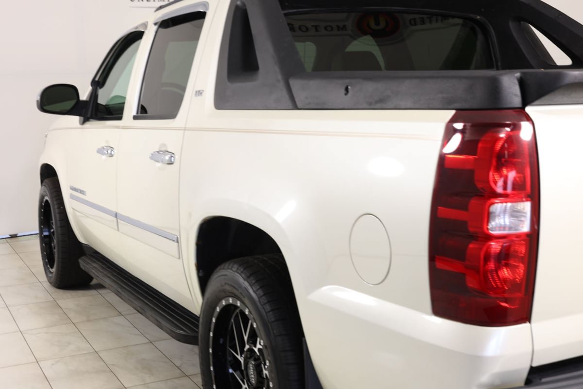 Used 2011 Chevrolet Avalanche LTZ AWD/4WD image 24