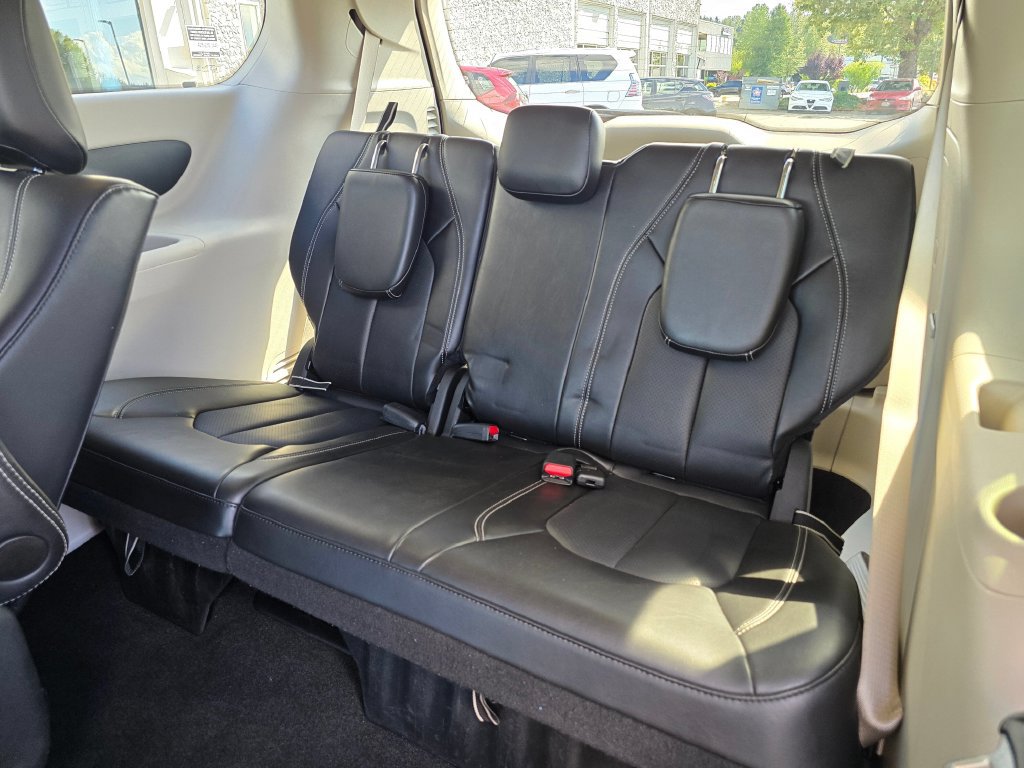 Used 2024 Chrysler Pacifica Limited FWD image 18