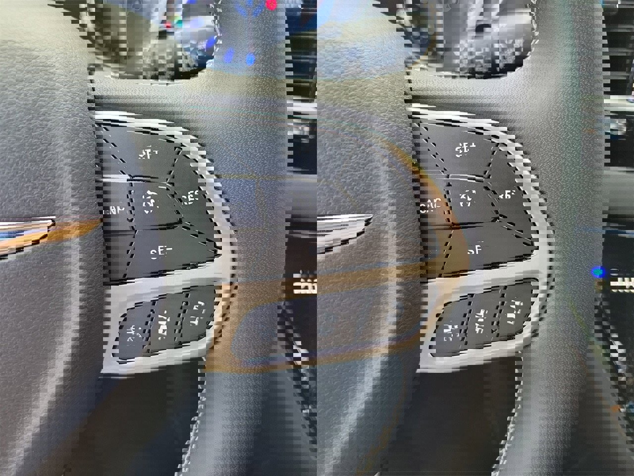 Used 2025 Chrysler Pacifica Select image 17