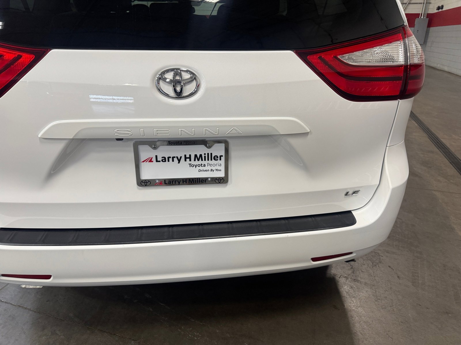 Certified 2019 Toyota Sienna LE w/ LE Preferred Package FWD image 25