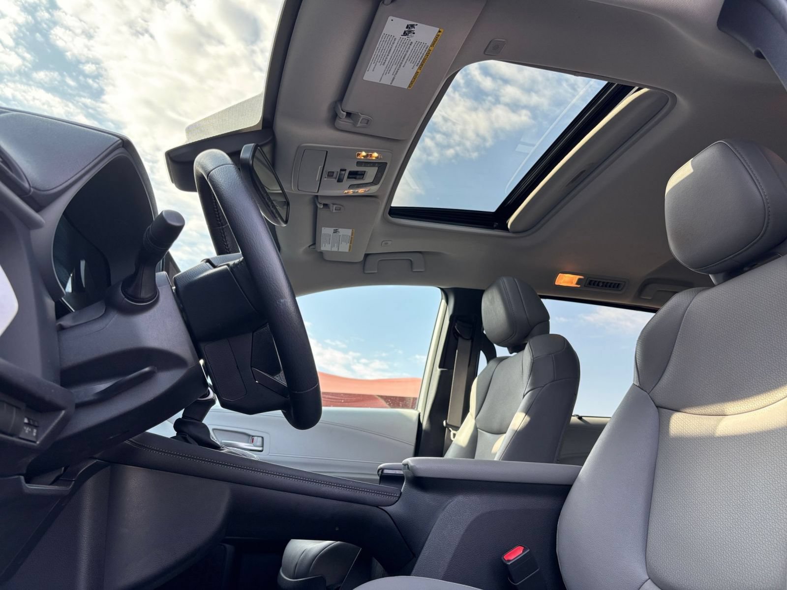 Used 2025 Toyota Sienna XLE FWD image 29