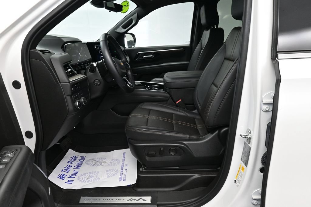 Used 2025 Chevrolet Suburban High Country AWD/4WD image 31