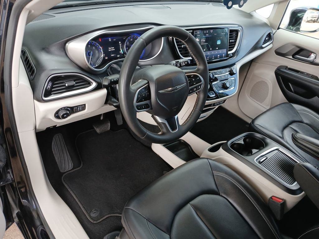 Used 2024 Chrysler Pacifica Touring-L image 10