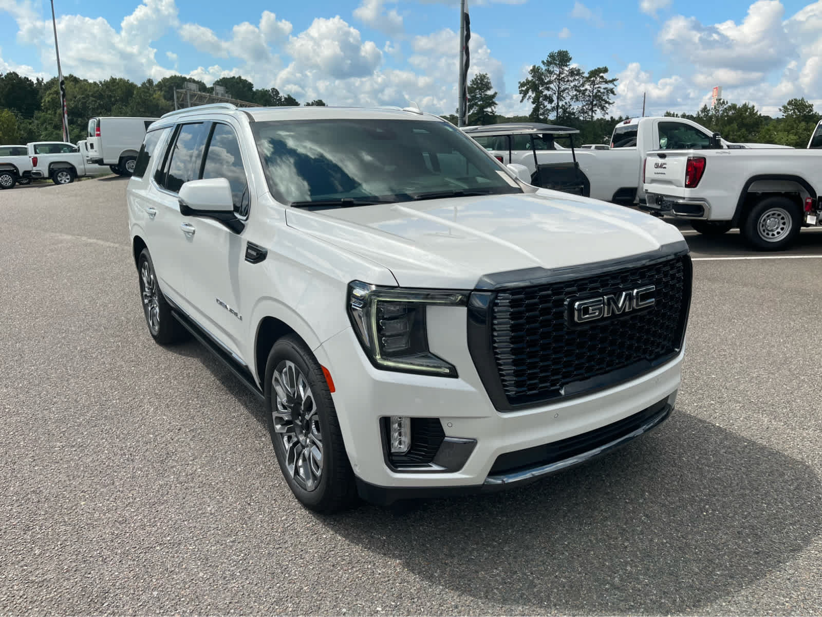 Used 2023 GMC Yukon Denali Ultimate AWD/4WD image 3