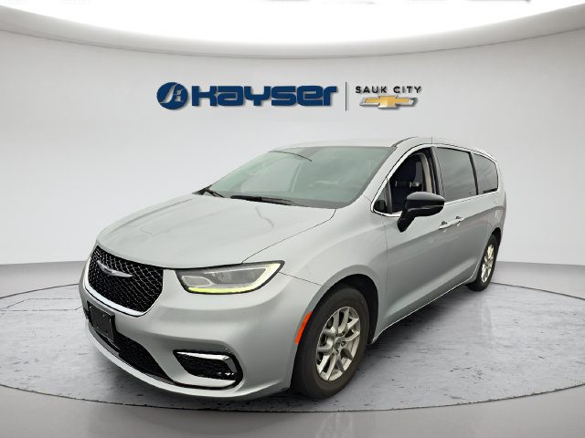 Used 2024 Chrysler Pacifica Touring-L FWD image 7