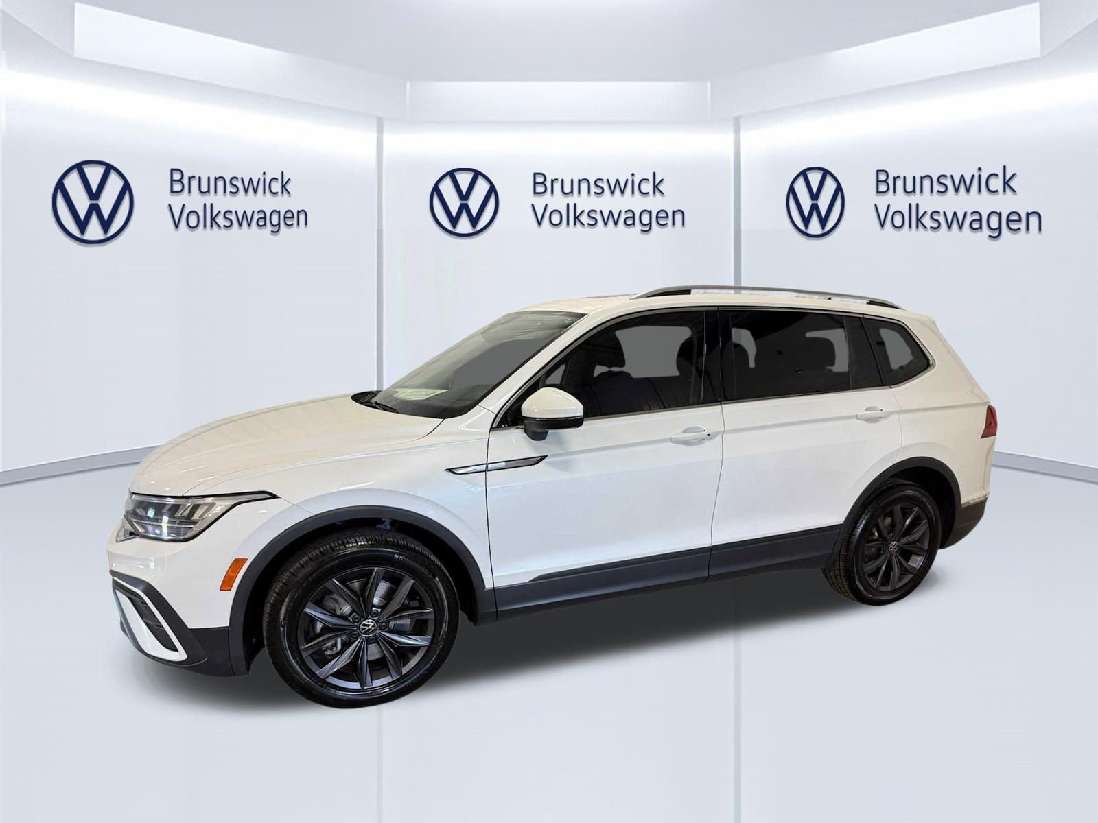 Certified 2023 Volkswagen Tiguan SE FWD image 2