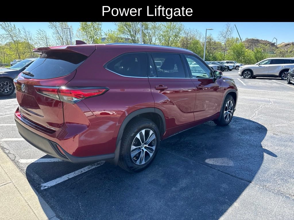 Used 2021 Toyota Highlander XLE AWD/4WD image 4