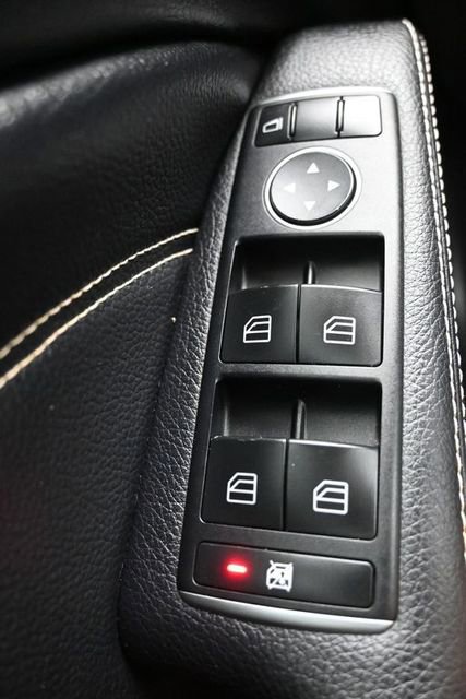 Used 2020 Mercedes-Benz GLA 250 4MATIC w/ Premium Package image 31