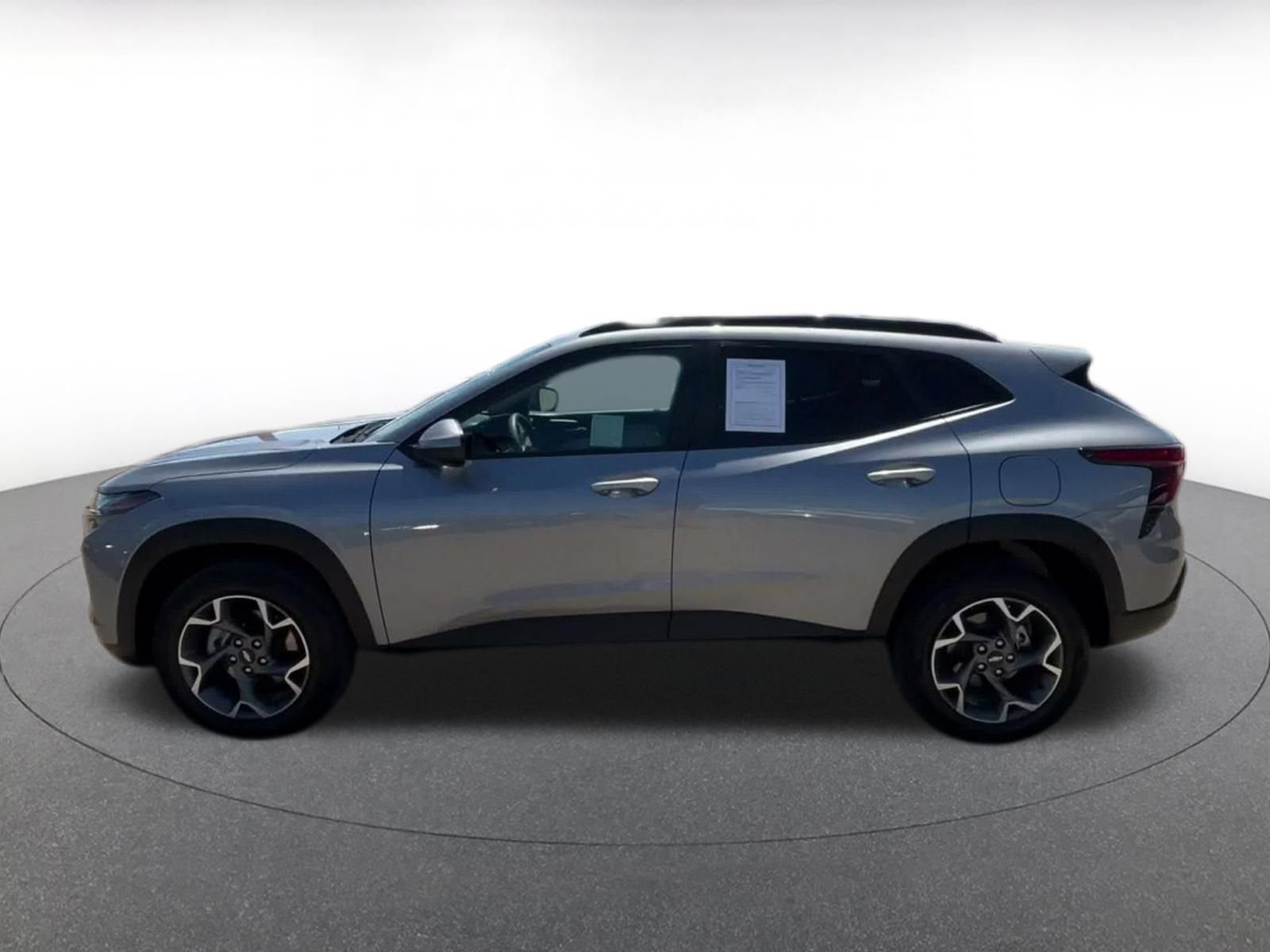 Used 2025 Chevrolet Trax LT FWD image 8