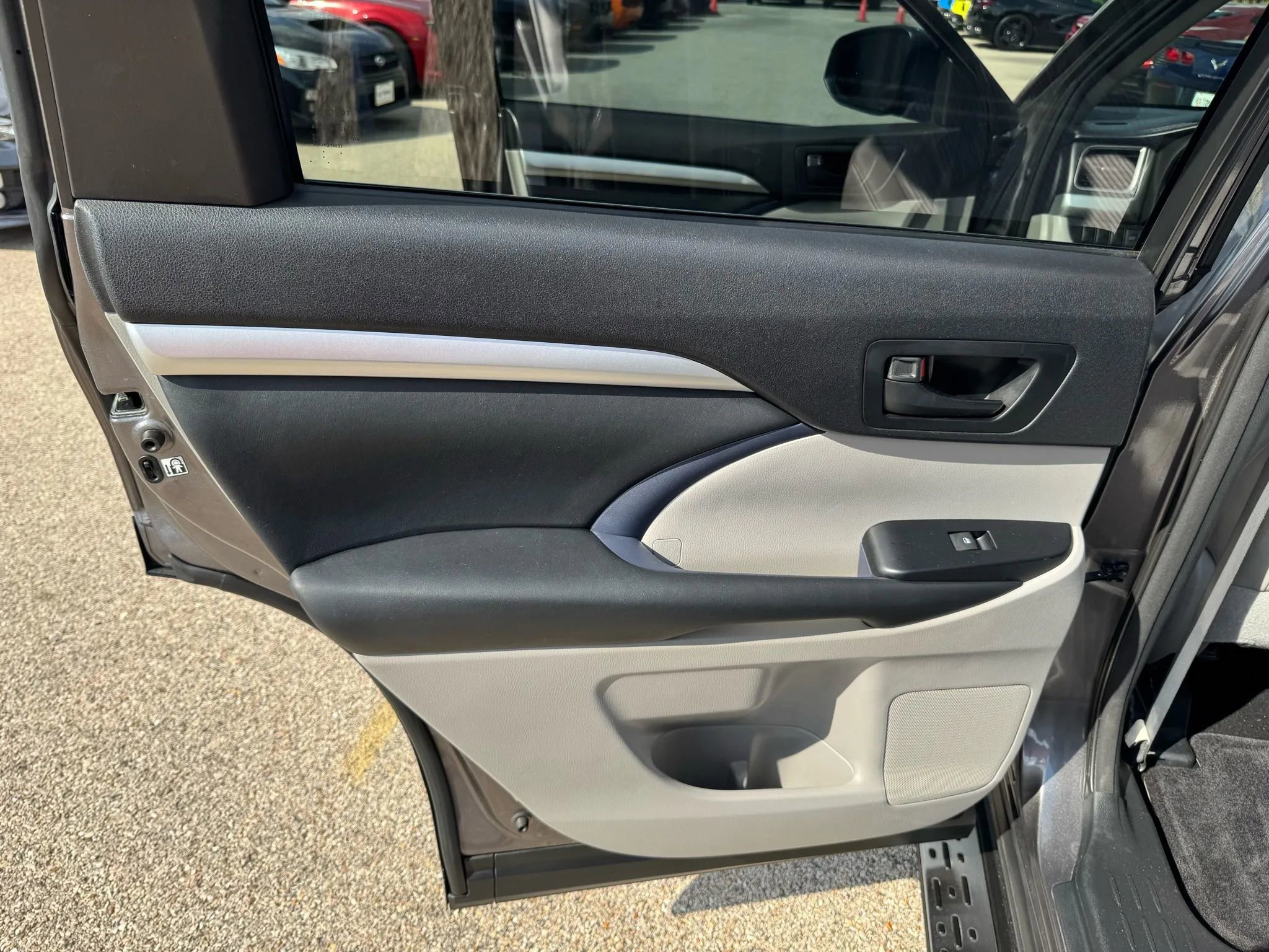 Used 2015 Toyota Highlander LE image 20