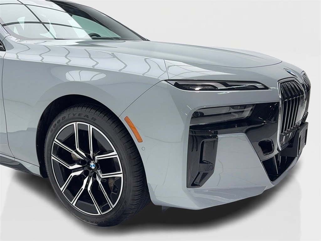 Used 2023 BMW 740i image 3