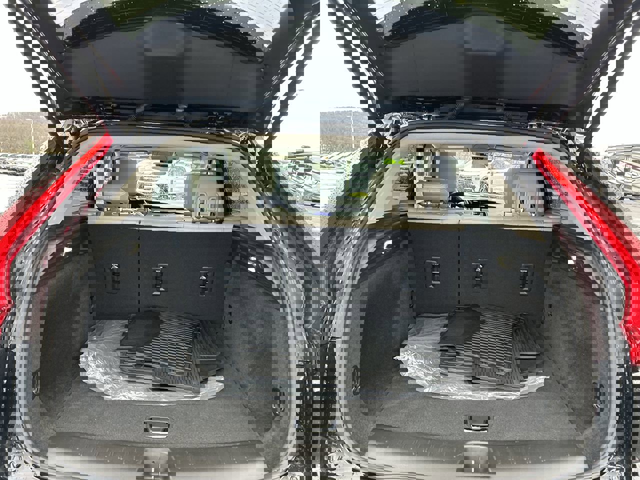 Used 2022 Cadillac XT4 Luxury w/ Cold Weather Package image 18