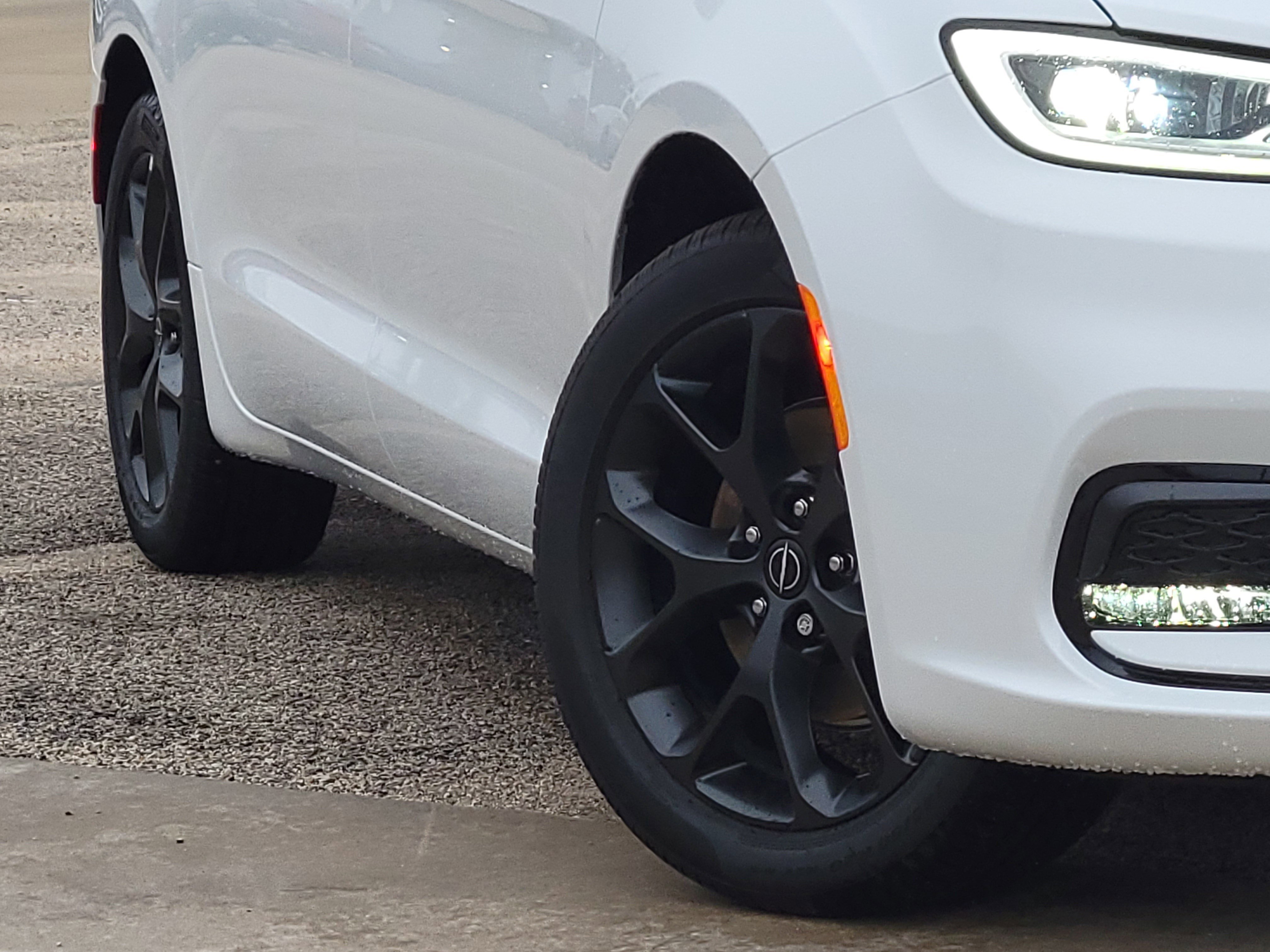 New 2026 Chrysler Pacifica Select w/ S Appearance Package FWD image 10