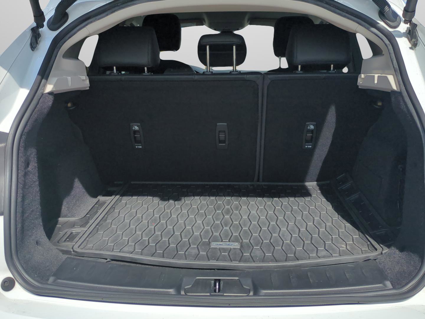 Used 2020 Jaguar E-PACE SE image 12