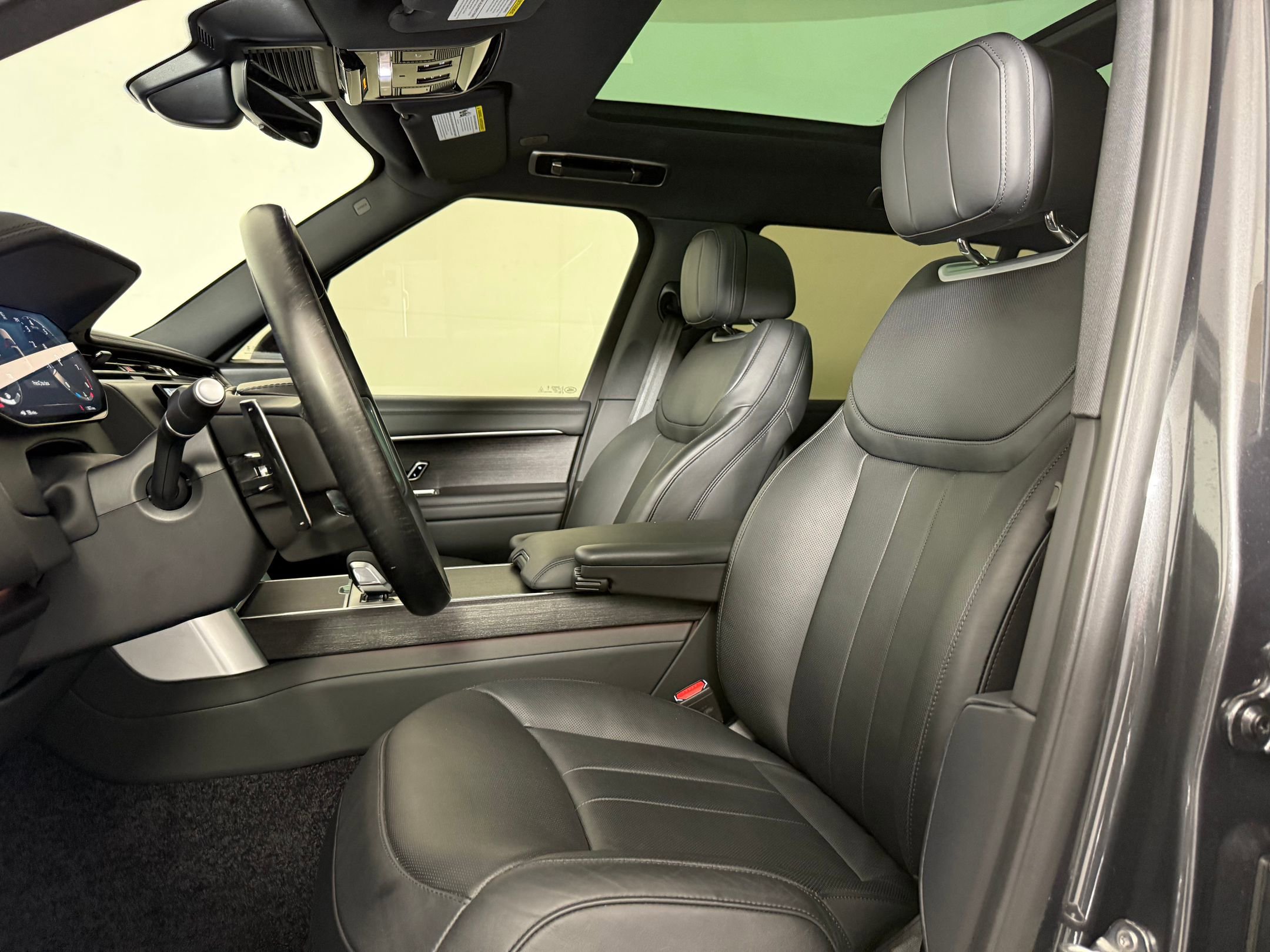 Used 2025 Land Rover Range Rover Long Wheelbase SE image 5