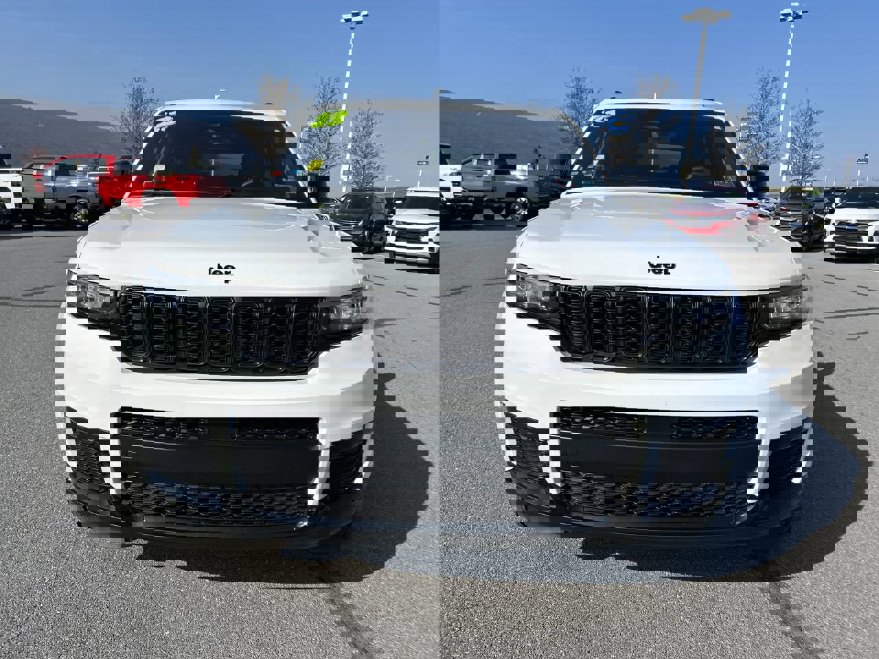 Used 2023 Jeep Grand Cherokee L Laredo image 13