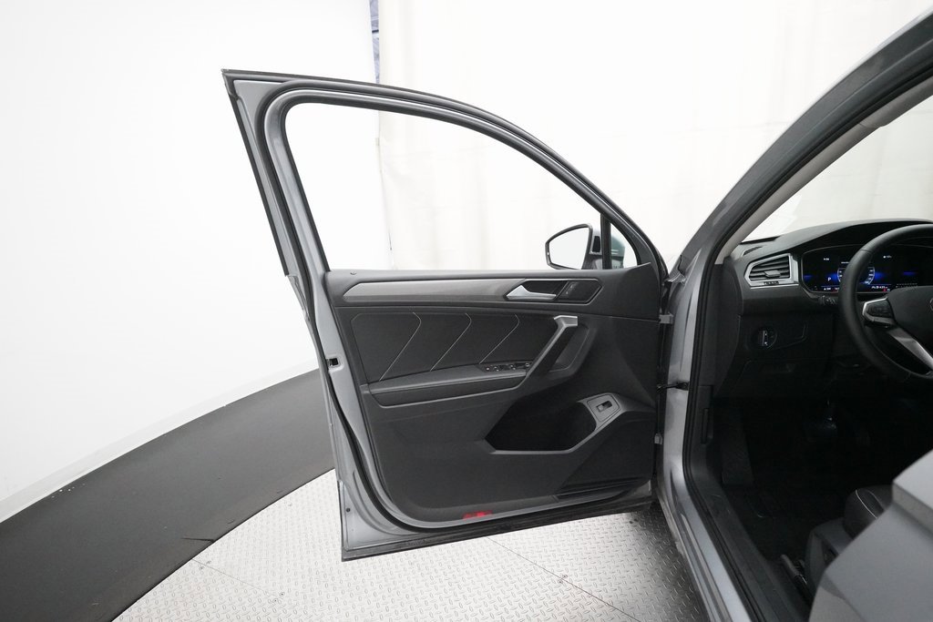 Used 2024 Volkswagen Tiguan SE image 29