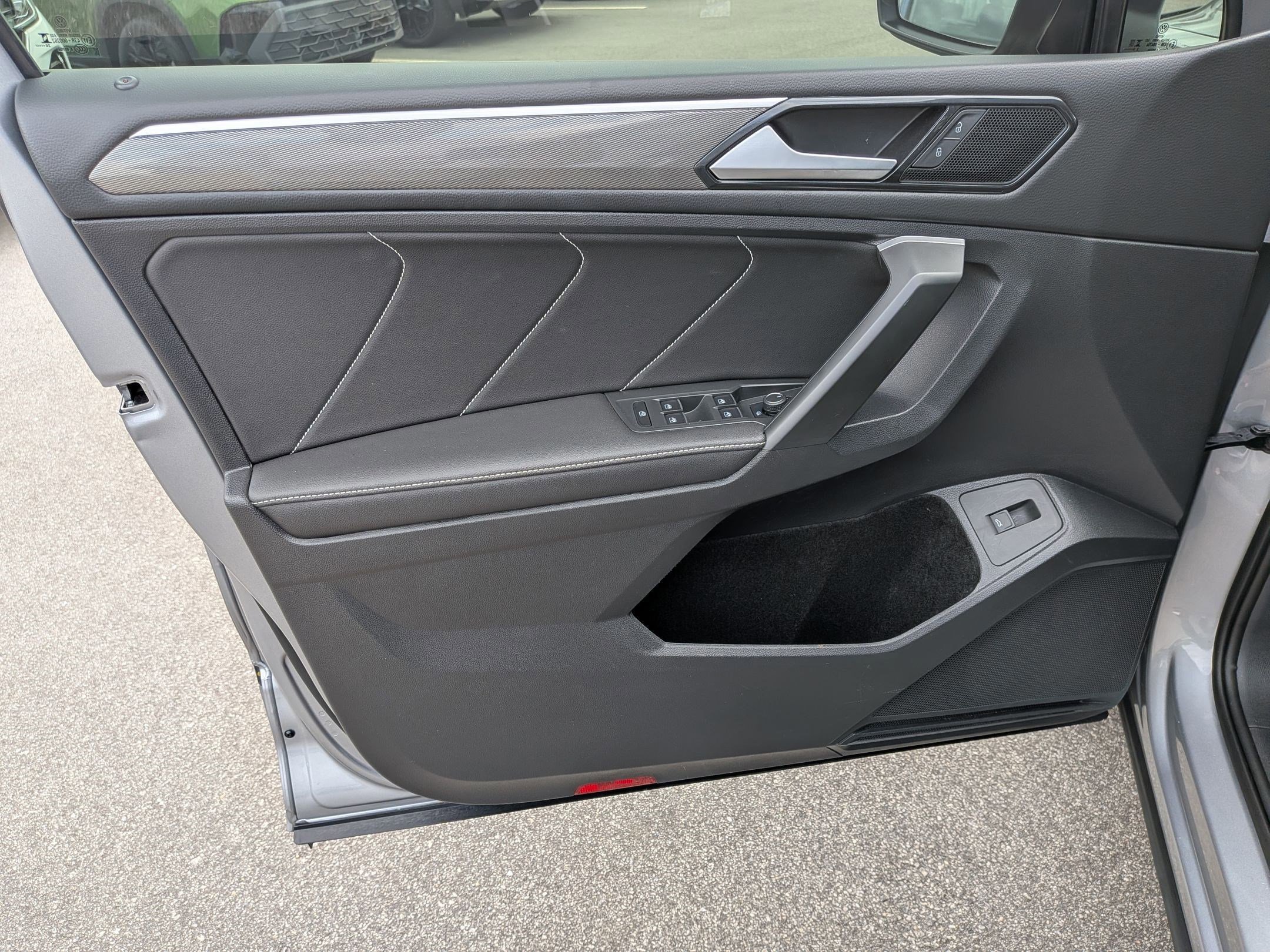 Used 2024 Volkswagen Tiguan SE R-Line image 11
