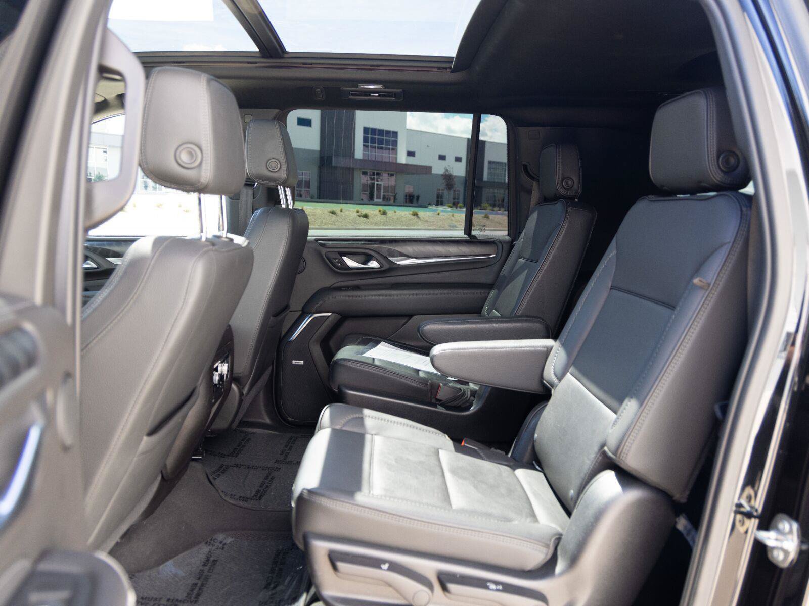 Used 2021 GMC Yukon XL Denali w/ Denali Premium Package AWD/4WD image 29