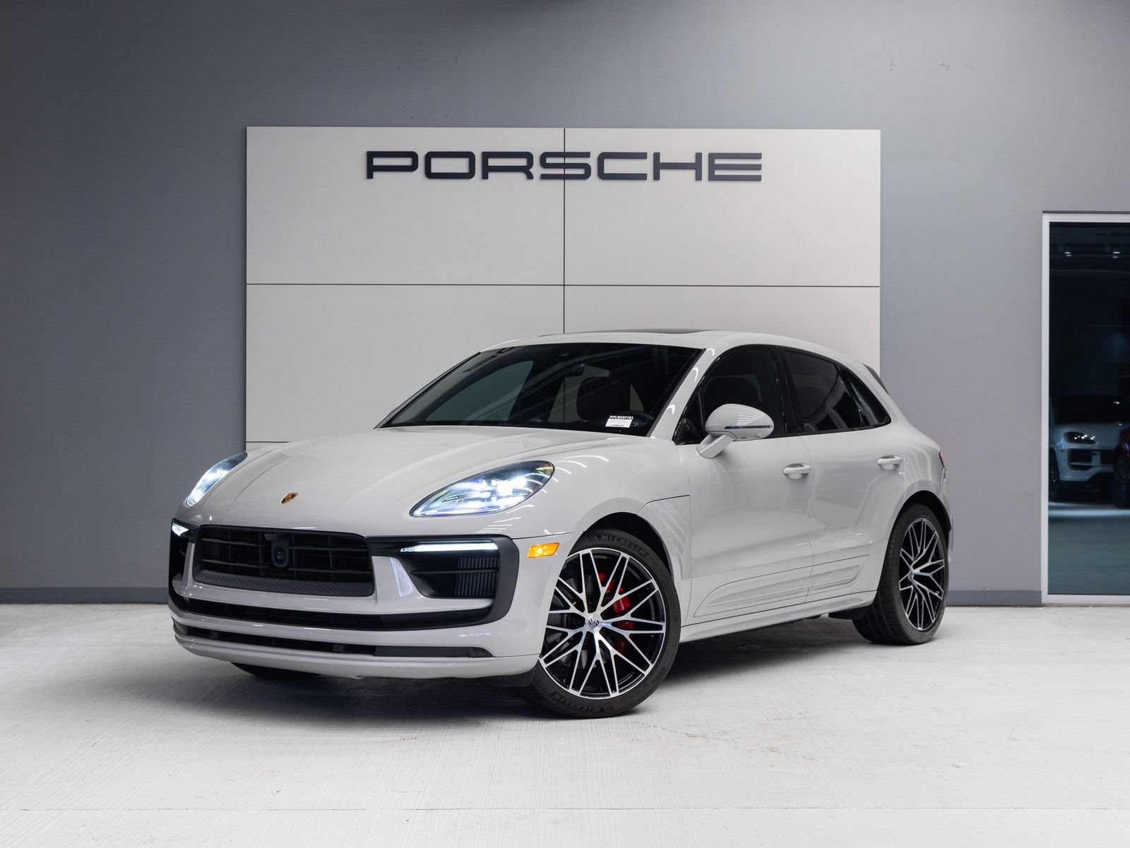 Certified 2023 Porsche Macan S AWD/4WD image 1