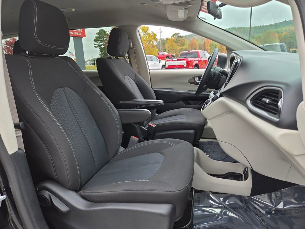 Used 2022 Chrysler Voyager LX image 22